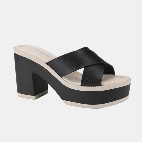 Cherish The Moments Contrast Platform Sandals in Black - Picture 2 of 11